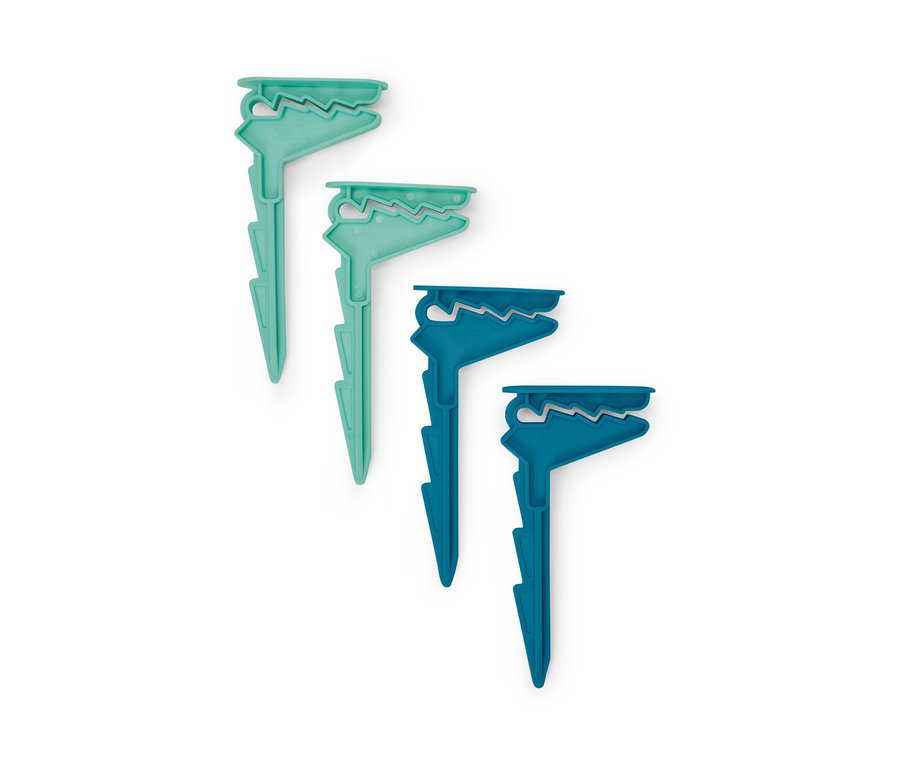 Štyri štipce na uteráky: dve svetlozelené a dve tmavomodré.