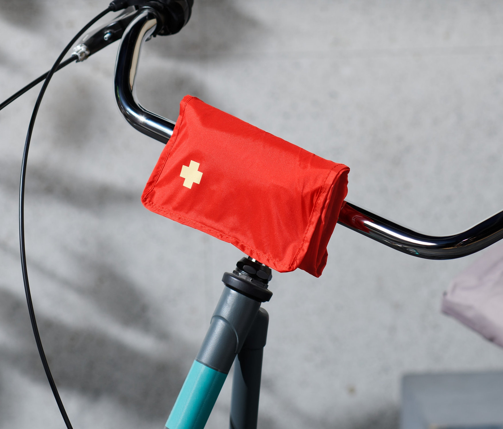 Lekárnička na bicykel pripevnená na riadidlách bicykla.