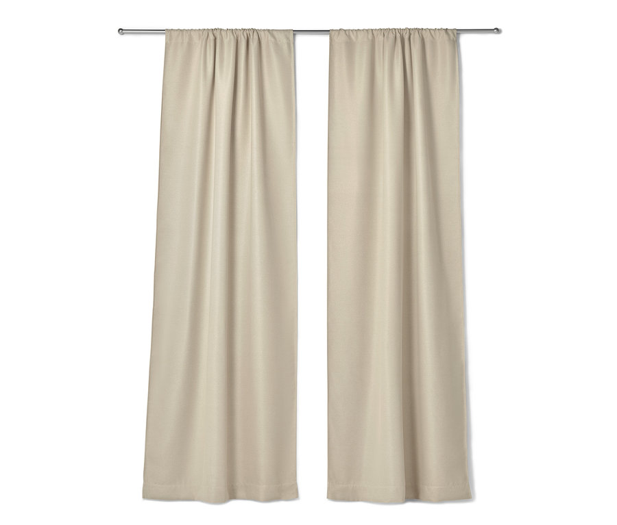 Dva béžové zatemňovacie závesy visia na kovovej tyči.