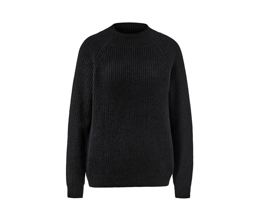 Čierny pulóver z hrubej pleteniny so stojačikom.