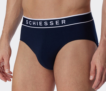 Muž pózuje v nohavičkách SCHIESSER Rio-Slip s biobavlnou, 3 ks, tmavomodré.