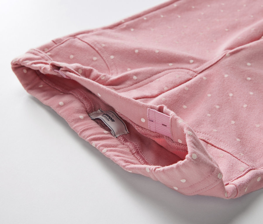 Detail detských džegínsov – strih »Ida« s bielymi bodkami.