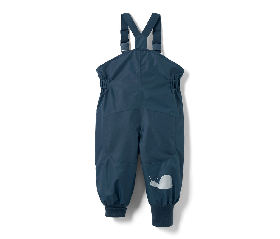 Tmavomodré detské nohavice do dažďa s náprsenkou a obrázkom slimáka na nohavici.