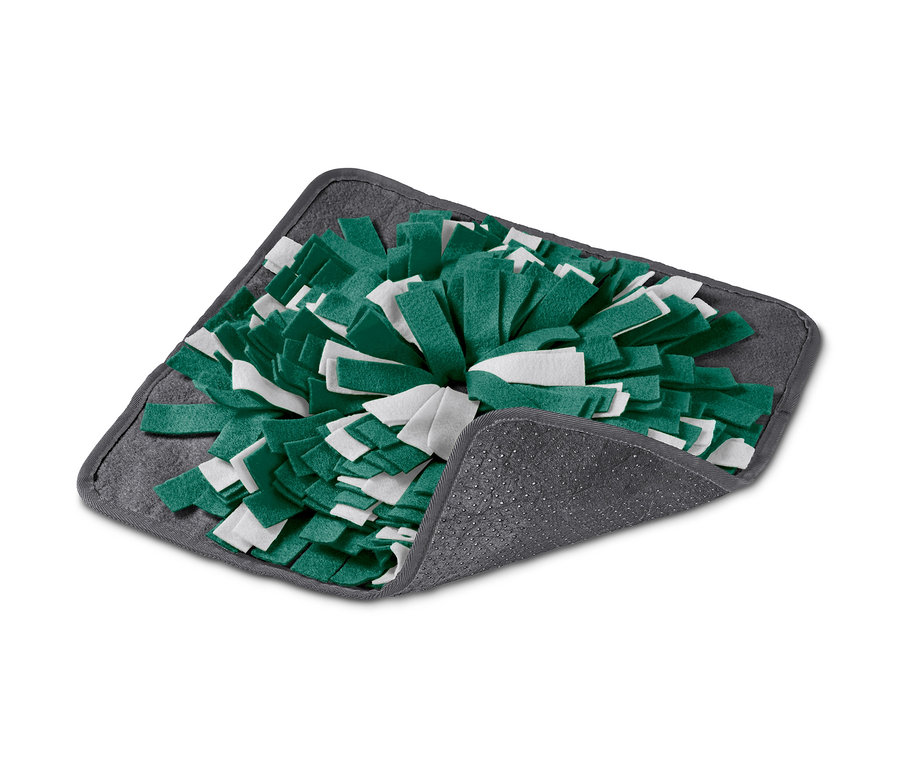 Koberček na stimuláciu čuchu pre domácich miláčikov so zeleno-bielym strapcovým vzorom na sivom pozadí.