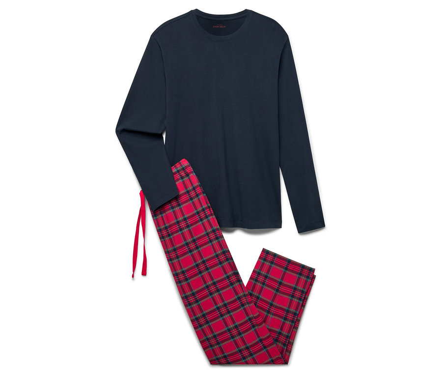 Tmavo modré pyžamové tričko s dlhým rukávom a červené kárované pyžamové nohavice.