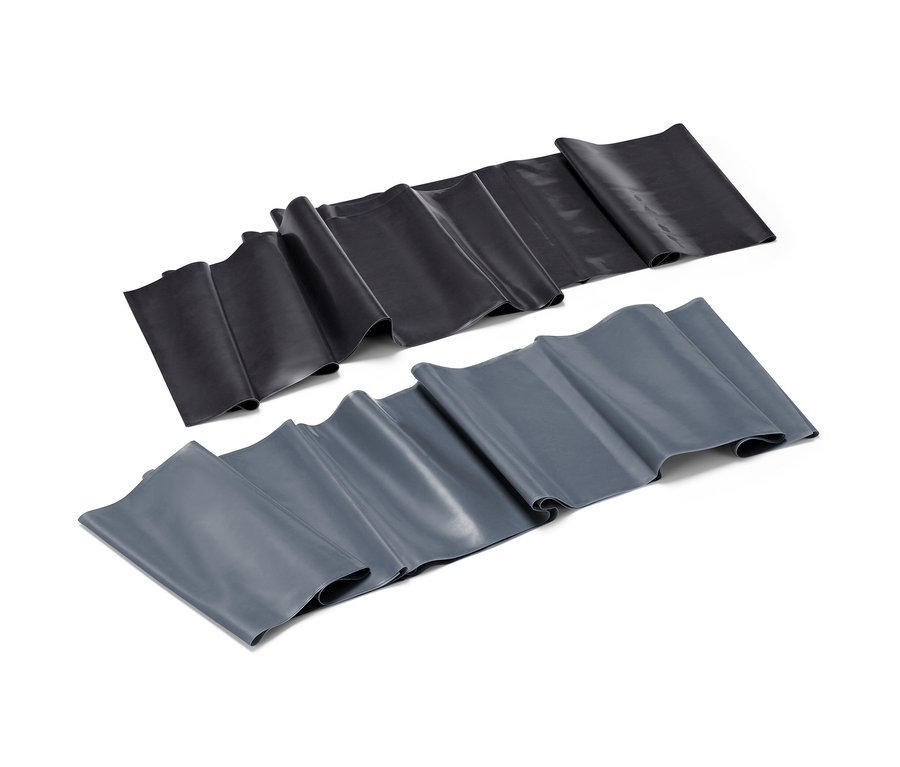 Dva posilňovacie pásy, jeden čierny a jeden sivý, ležia vedľa seba na bielom pozadí.