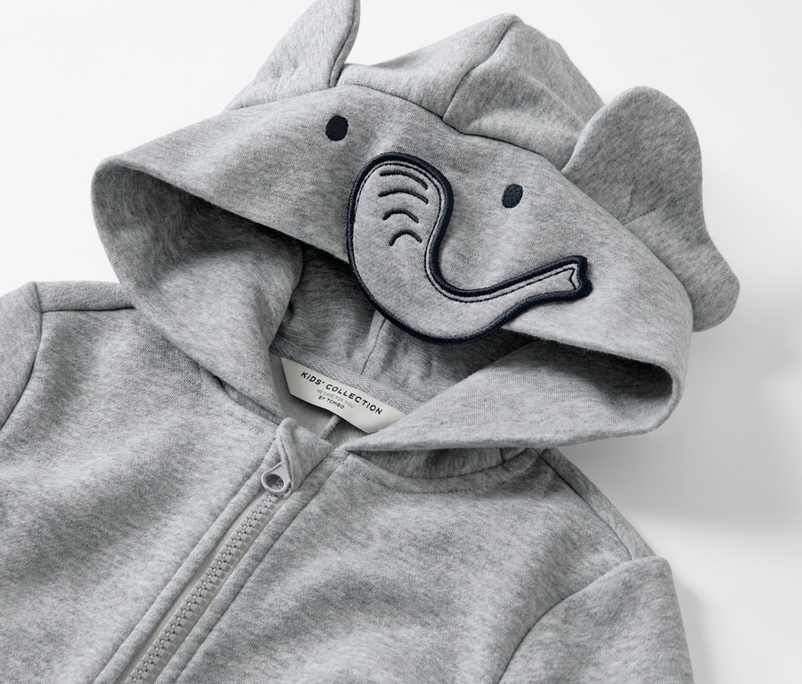 Detail detského domáceho overalu s kapucňou so sloními prvkami.