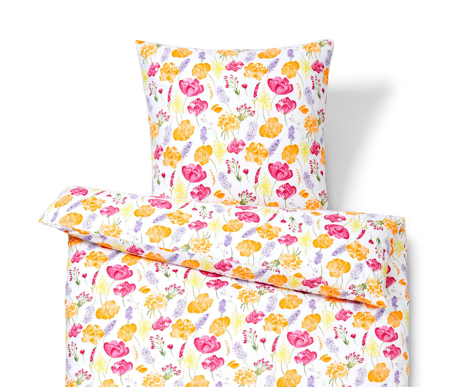 Kvetinová posteľná bielizeň z mikrovlákna pozostávajúca z obliečky na vankúš a prikrývky.