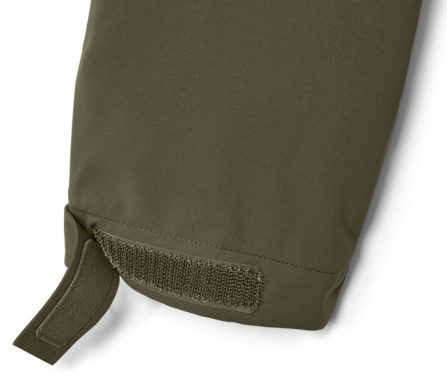 Detail olivovej outdoorovej bundy so suchým zipsom na rukáve.