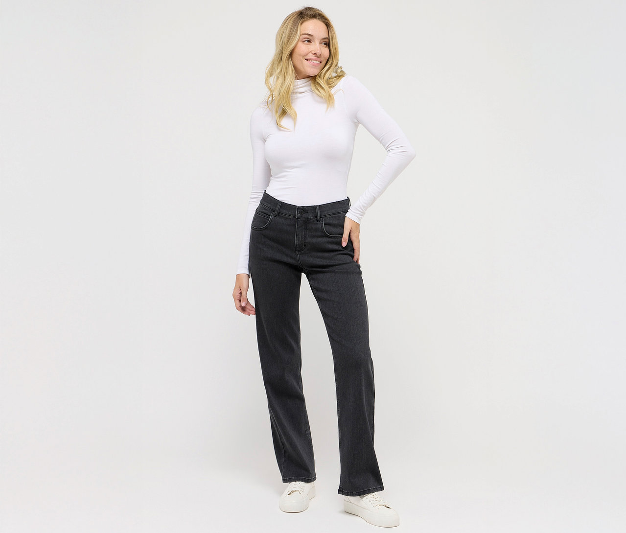 Žena pózuje v tmavosivých džínsoch Angels Denim »Lara«, Straight Fit a bielom tope.
