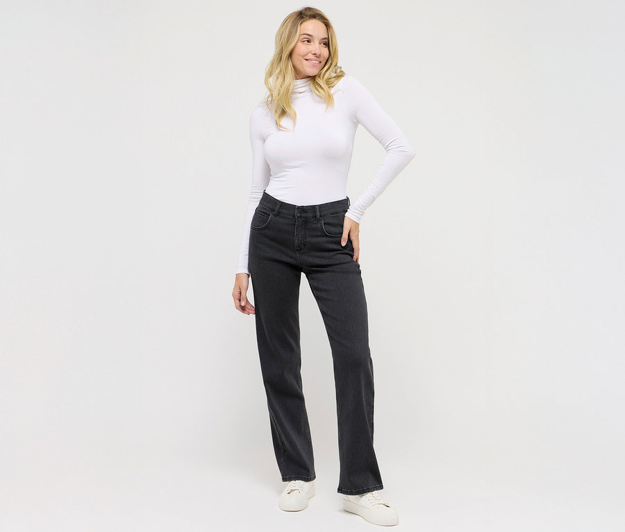 Žena pózuje v tmavosivých džínsoch Angels Denim »Lara«, Straight Fit a bielom tope.