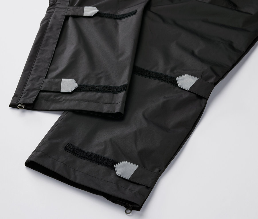 Detailný pohľad na high-tech nohavice do dažďa čiernej farby.