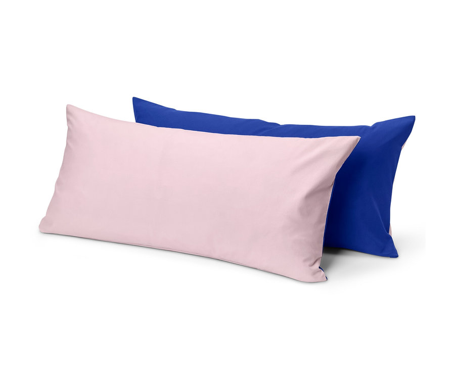 Dve obliečky na vankúše z renforcé, jedna tmavomodrá a jedna ružová.
