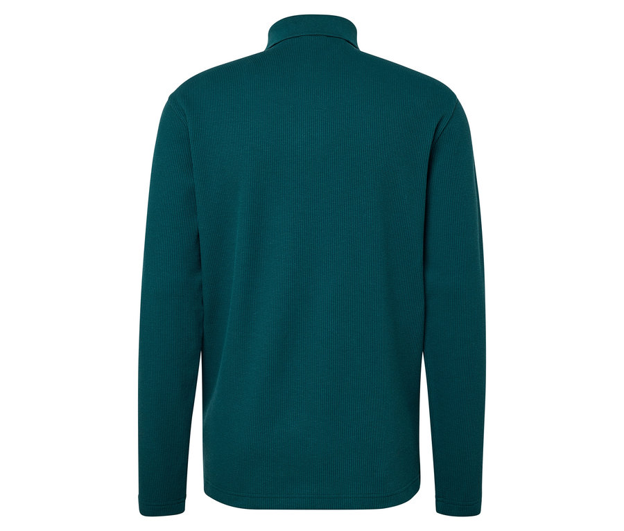 Detail zadnej strany tealového svetra s dlhým rukávom a stojačikom.