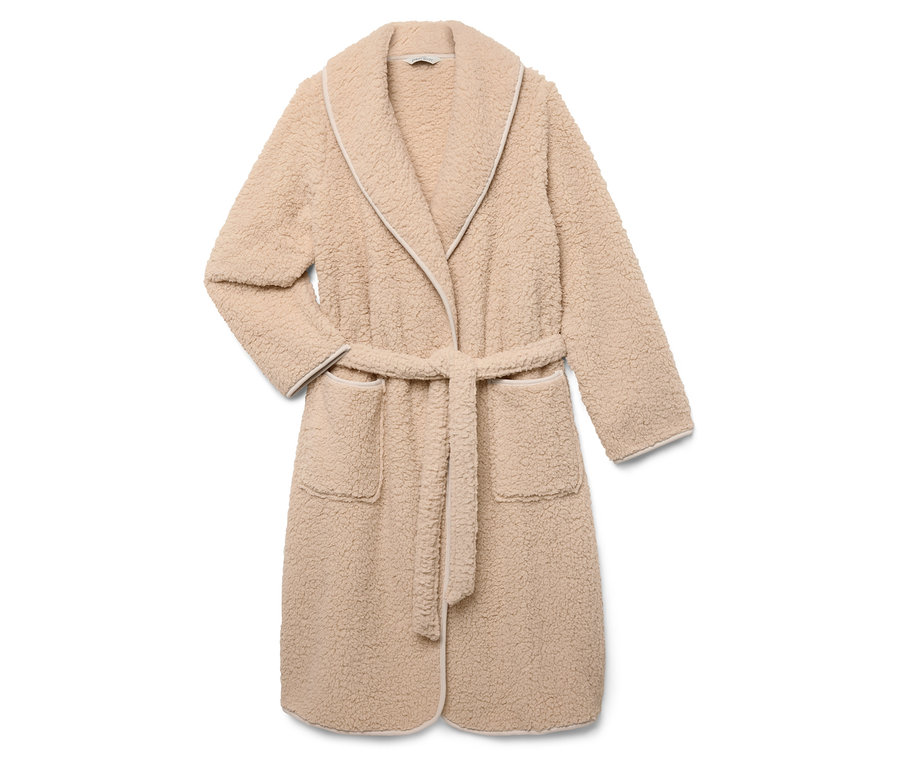 Béžový župan s opaskom a bielym lemovaním.