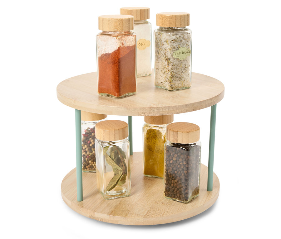 Otočný drevený stojan so šiestimi sklenenými koreničkami s drevenými viečkami.