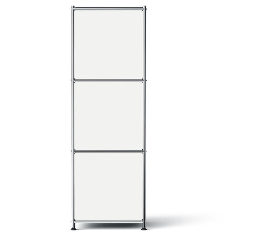 Strieborný regál s tromi bielymi policami.