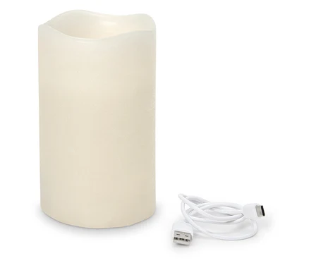 Biela valcová sviečka a nabíjací kábel USB na bielom pozadí.