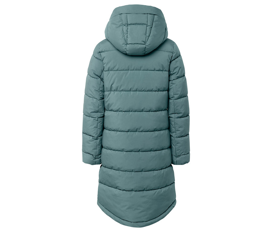Pohľad zozadu na dlhú prešívanú bundu s kapucňou v šedozelenej farbe.