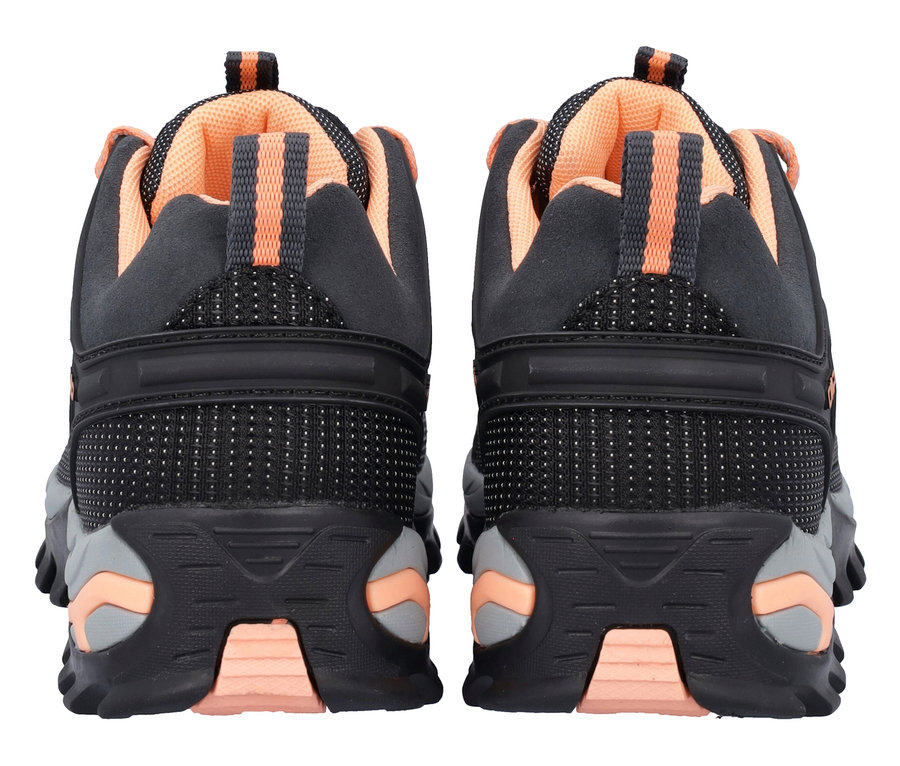 Pohľad zozadu na pár sivo-čiernych trekových topánok s oranžovými akcentmi na bielom pozadí.