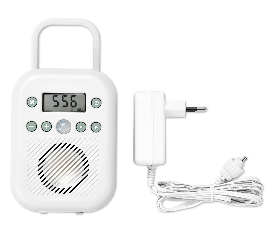 Biele rádio do kúpeľne s digitálnym displejom a nabíjacím adaptérom.