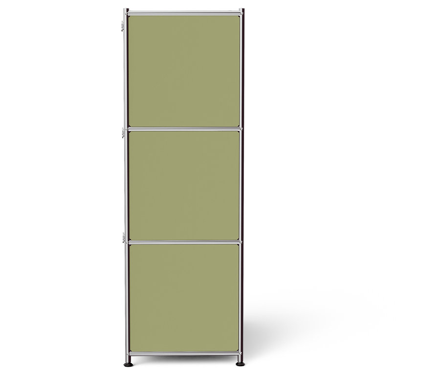 Trojposchodová skrinka s olivovo zelenými panelmi a strieborným rámom stojí na bielom pozadí.