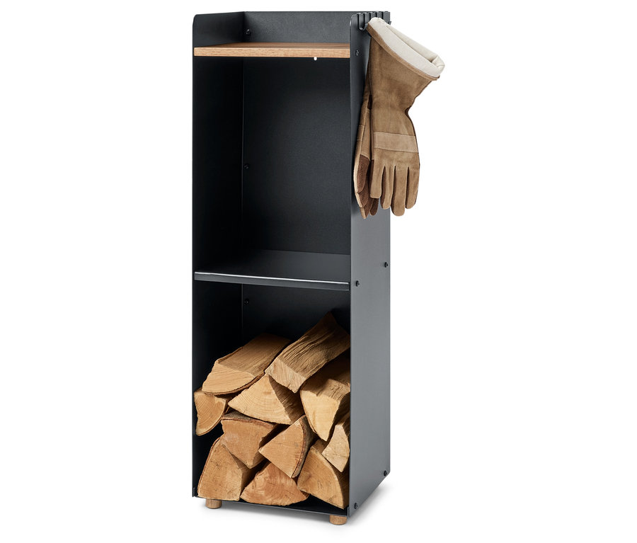 Čierny regál s drevom a rukavicami.