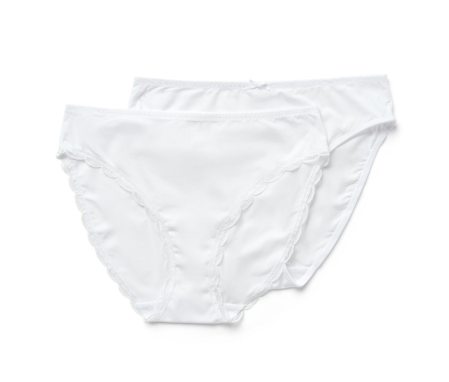 Dvoje biele nohavičky.