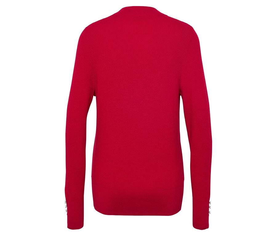 Detail zadnej strany červeného svetra.