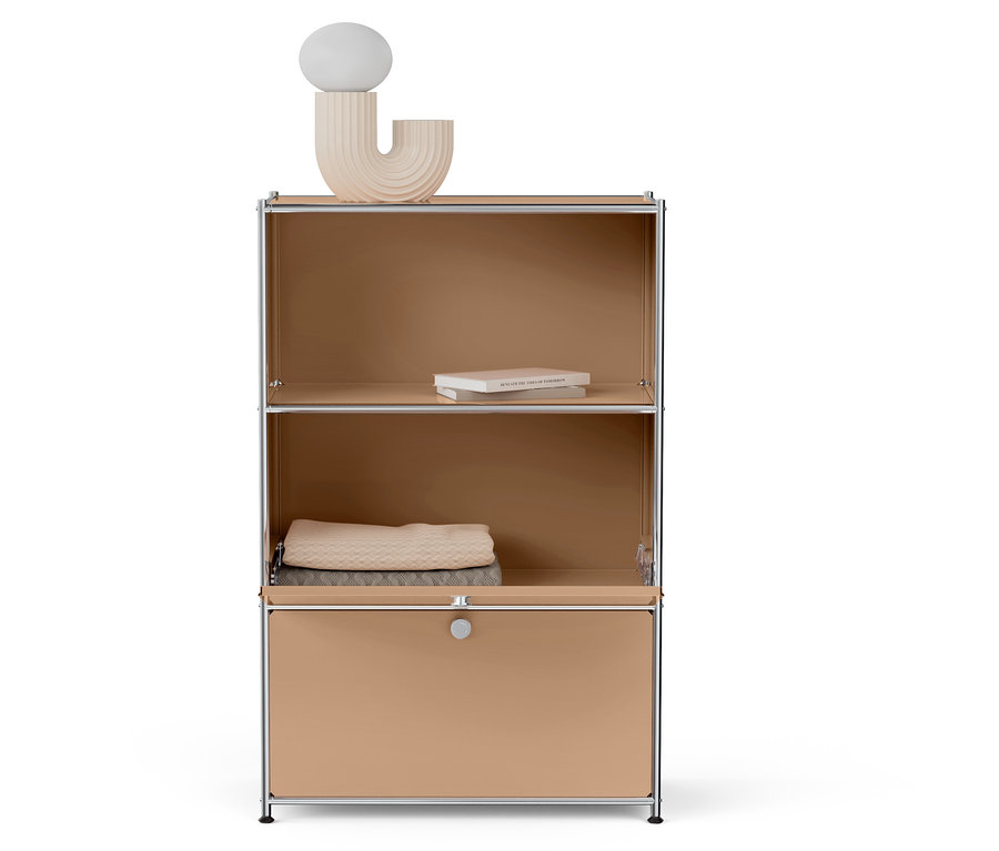 Béžová polica s knihami, lampou a dekou.