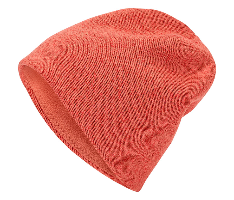 Oranžová pletená čiapka na bielom pozadí.