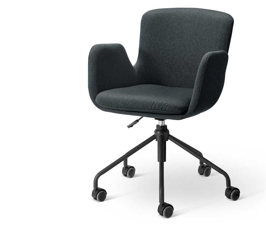 Antracitová kancelárska stolička s podrúčkami a čiernou podstavou na kolieskach.