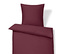 Vínová posteľná bielizeň s vankúšom a prikrývkou.