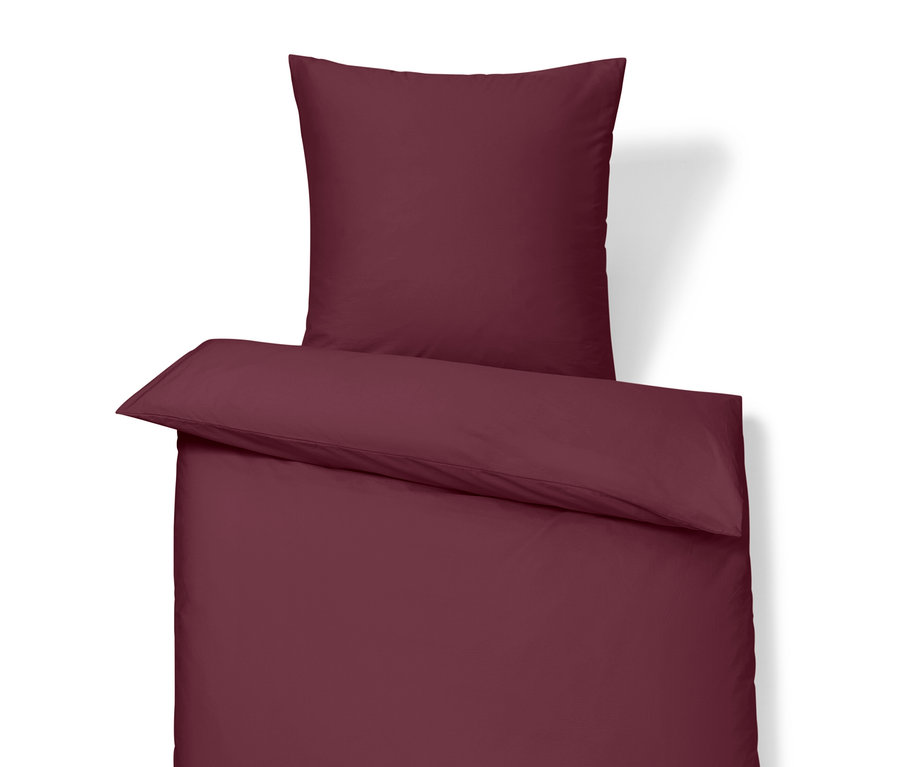 Vínová posteľná bielizeň s vankúšom a prikrývkou.