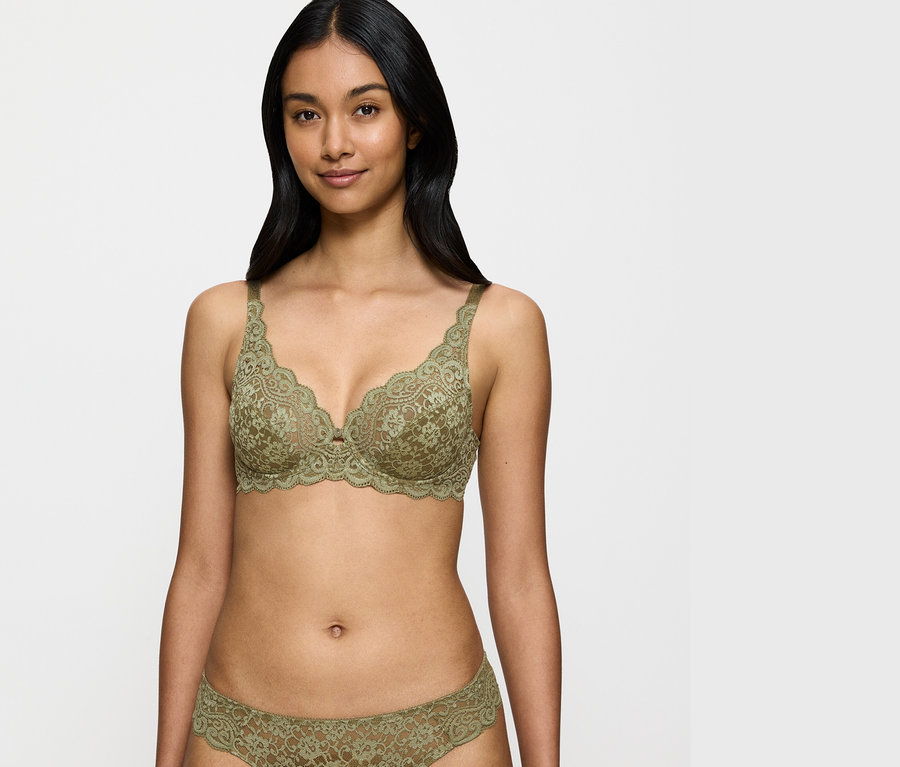 Žena má na sebe olivovú čipkovanú podprsenku a nohavičky.