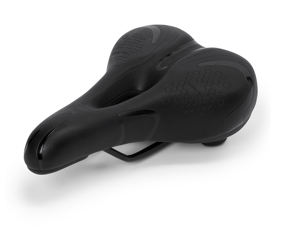 Čierne sedlo na bicykel leží na bielom pozadí.