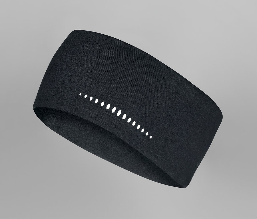 Čierna športová čelenka s reflexnými prvkami na sivom pozadí.