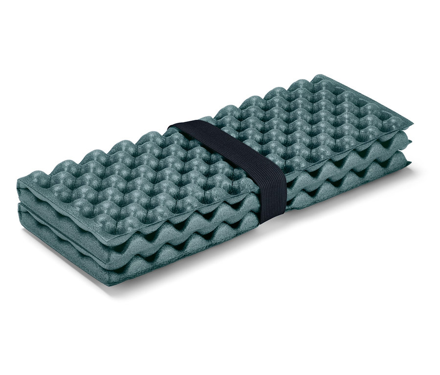 Zložená olivovozelená karimatka s výstupkami, držaná čiernou gumičkou.