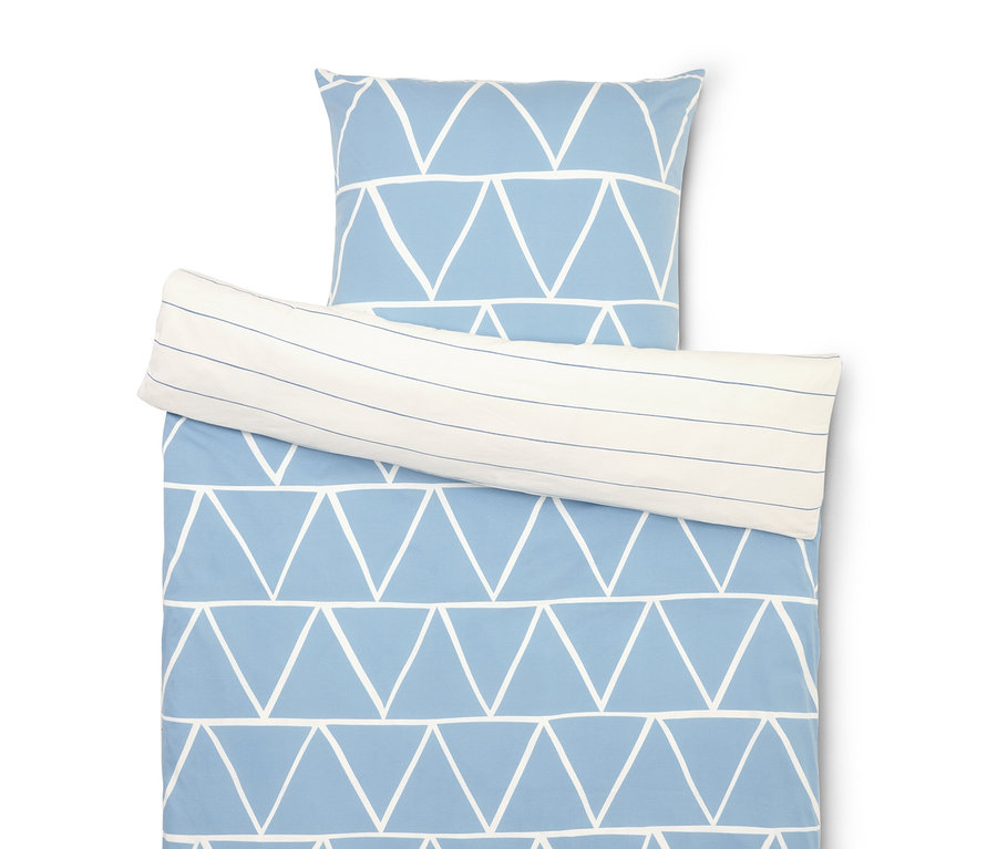 Súprava posteľnej bielizne s modrým trojuholníkovým vzorom a obliečkou na vankúš s pruhmi.