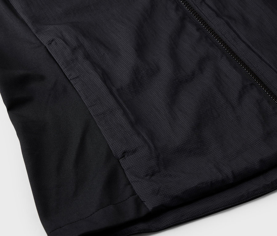 Detailný pohľad na čiernu bundu so zipsom a bočným vreckom.