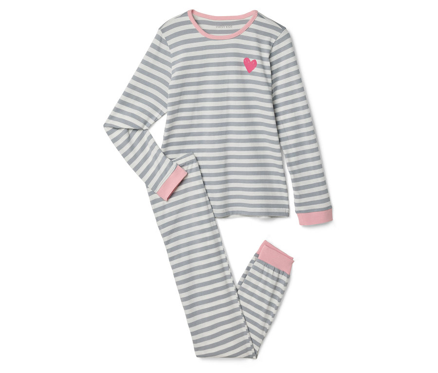 Dvojdielne pyžamo s ružovým srdcom na vrchu a ružovými manžetami.