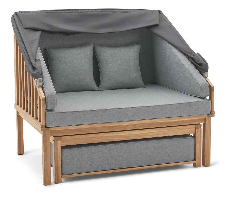 Drevený plážový kôš so sivými vankúšmi a sivým krytom.