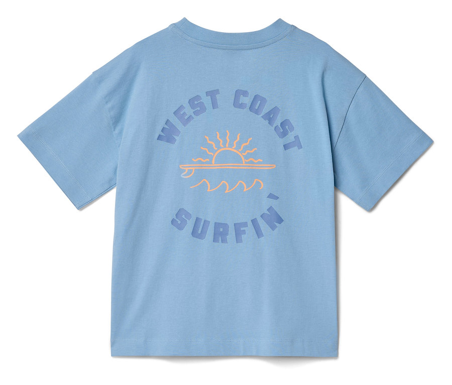 Svetlomodré detské pyžamové tričko s krátkymi rukávmi s oranžovou grafikou „WEST COAST SURFIN'“ zobrazujúcou slnko, surfovaciu dosku a vlny.