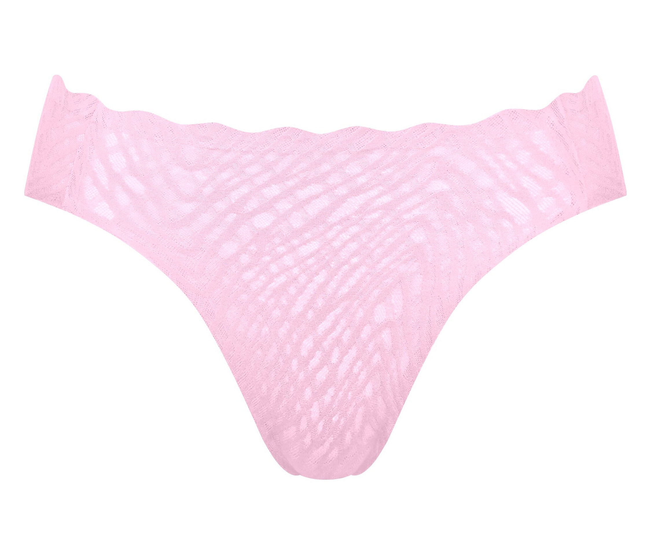 Detail záberu jednotlivých, svetloružových dámskych nohavičiek s vlnitým pásom na bielom pozadí.