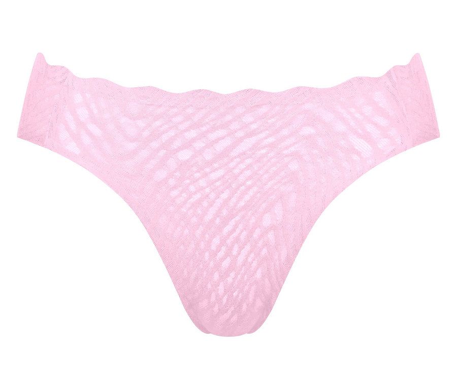 Detail záberu jednotlivých, svetloružových dámskych nohavičiek s vlnitým pásom na bielom pozadí.