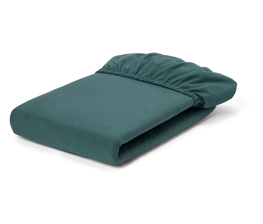 Zložená, petrolejová plachta s gumičkou leží na bielom pozadí.