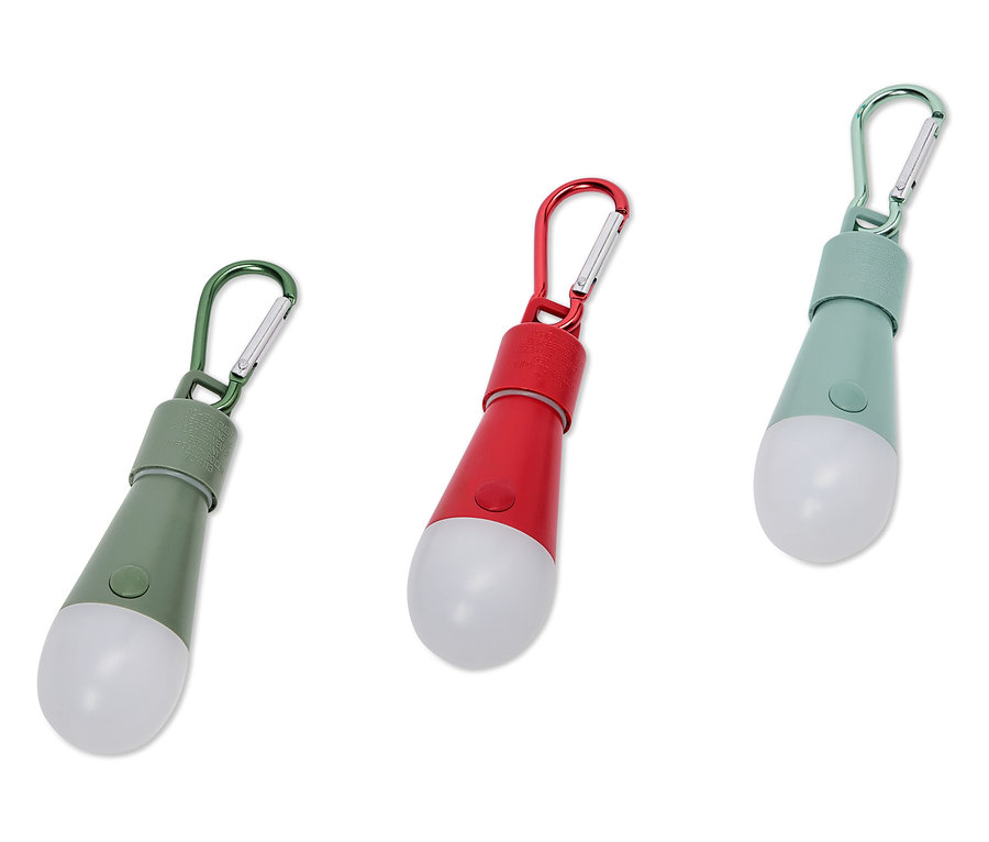Tri farebné LED lampy s karabínkami ležia na bielom pozadí.