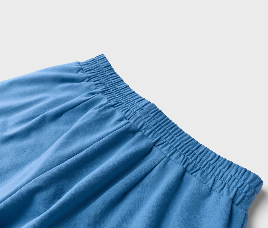 Detailný záber na svetlomodré šortky s elastickým pásom.