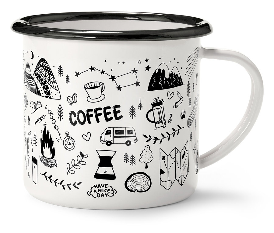 Biely hrnček s čiernym okrajom a uchom, zdobený čiernymi outdoorovými motívmi a nápisom "Coffee".