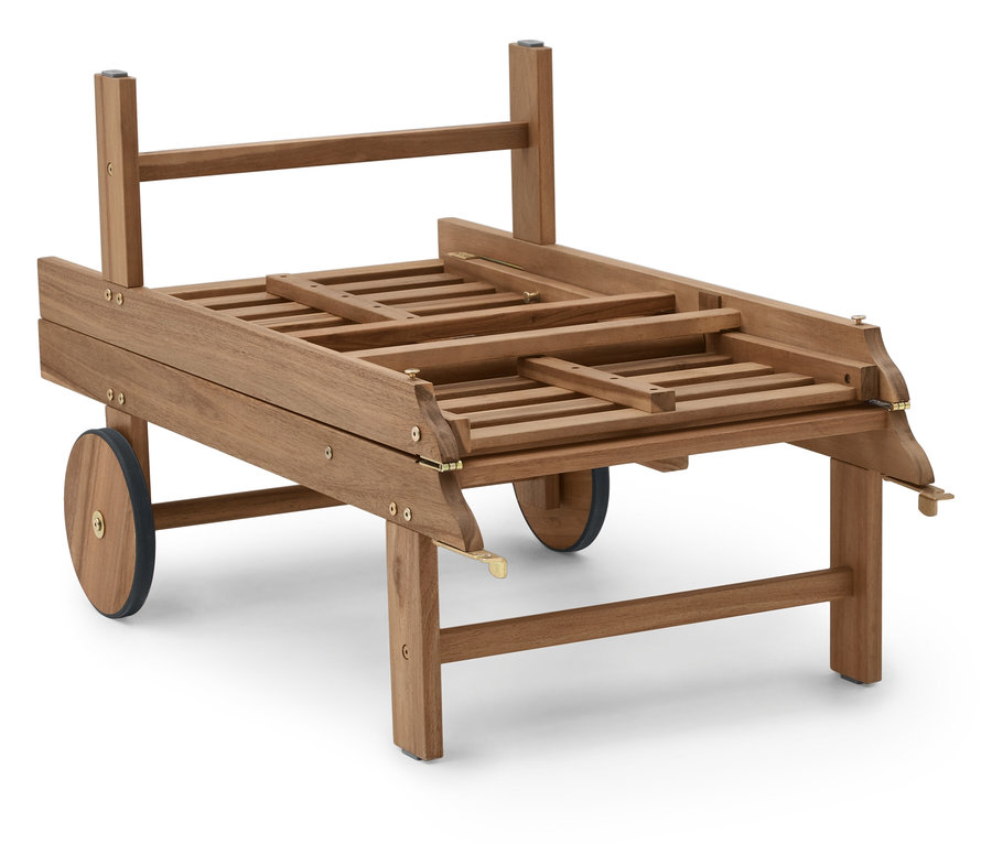 Drevený servírovací vozík na kolieskach stojí na bielom pozadí.